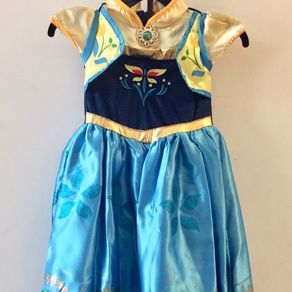 Princess Anna Dress Up 🎉 - Picture 3 of 8
